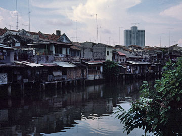 川に張り出す建物群