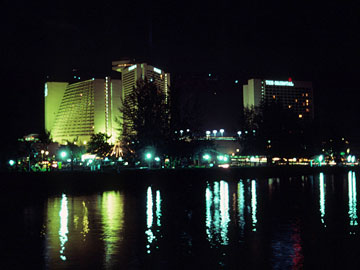 水辺の巨大ホテル