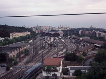 ロープウェイは線路を越える