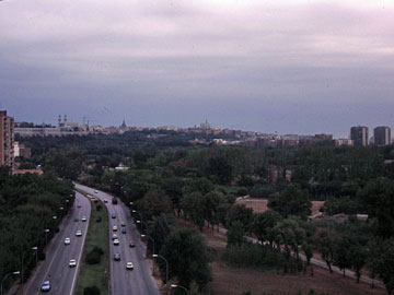 高速道路を越えてカサ・デ・カンポへ