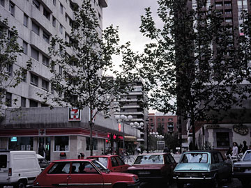 向かいのコンビニ