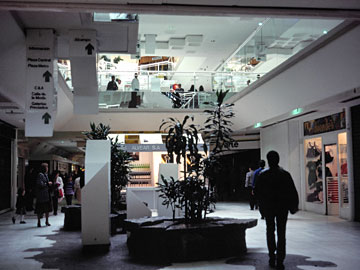 吹き抜けのベンチ