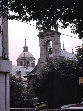 小さな教会と聖堂のドーム