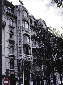 大通り沿いの建物2