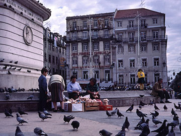 広場の豆売りの女性たち