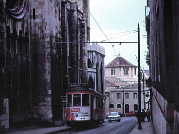 リスボン大聖堂と路面電車