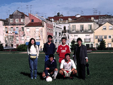 サッカー青年たちとマリちゃん、モニカ