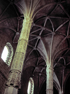 教会内部の柱