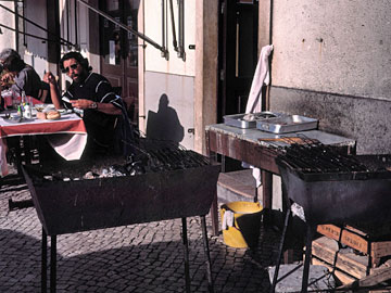 イワシの炭火焼を食べる