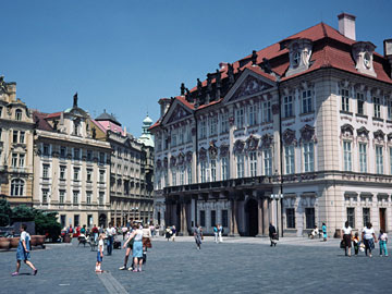 カラフルな広場の建物
