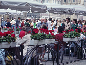 旧市庁舎前のカフェ