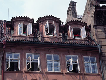 丸っこい出窓の建物