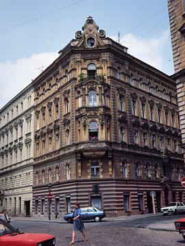 レリーフの建物