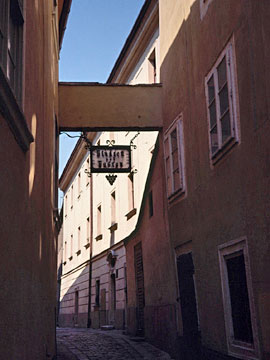 黄色い壁の路地