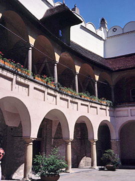 旧市庁舎の中庭２