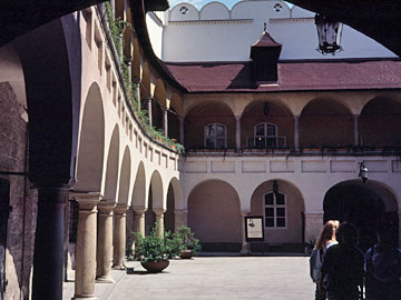 旧市庁舎の中庭