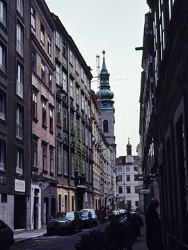 路地の奥にイエズス教会