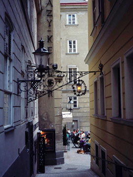 路地の奥のレストラン