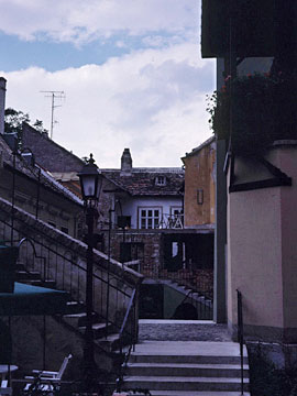 城壁沿いの小路