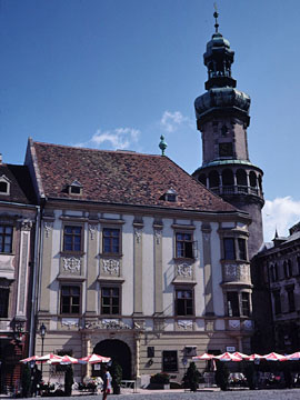 火の見の塔とストルノ邸