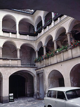 建物の中庭と回廊