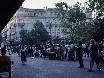 広場に集まる人たち