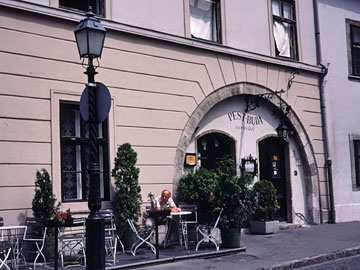 フォルテゥナ通りのカフェ