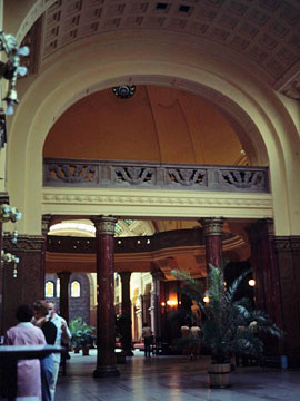 ヴォールト天井の下を進む