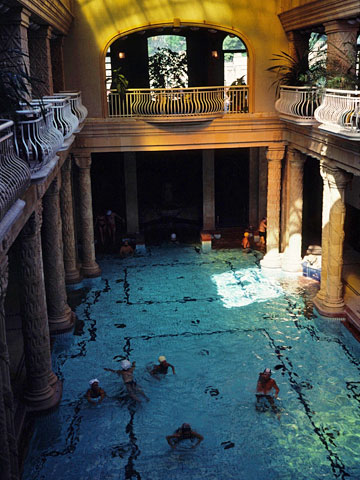 ゲレルト温泉の室内プール