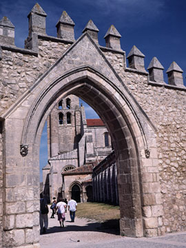 アーチをくぐって教会へ