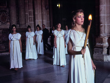 聖火？を持つ女性たち