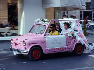 新婚カップルの車