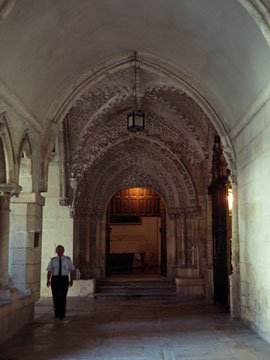 豪華な装飾の入口