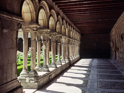 2本組の柱が並ぶ