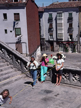 ゴム跳びの女の子たち