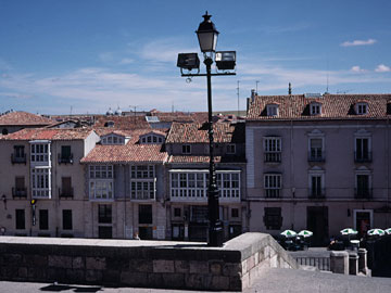 サン・ニコラス教会前