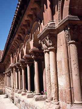 アーチを支える柱が続く