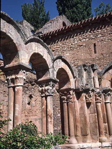 北西の角を挟む柱の列