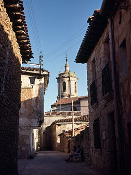 路地から見える教会の塔