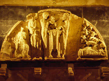 再建以前のロマネスク教会のレリーフ