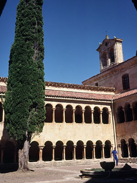サント・ドミンゴ・デ・シロス修道院の回廊