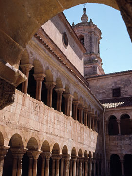 回廊と教会の塔