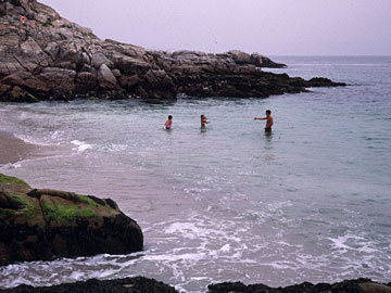 海で遊ぶ家族連れ