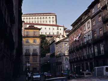 高台にサン・ロウレンソ教会