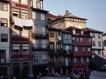広場の東側の建物