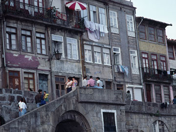川沿いの上の通路