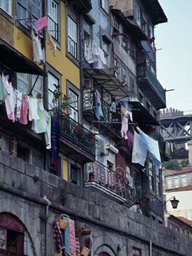 上の通路と建物