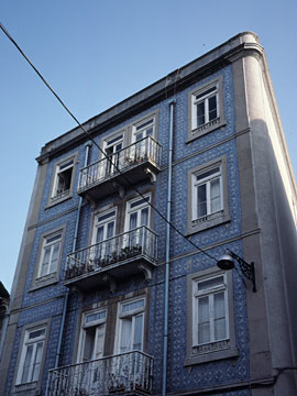 青いタイルの建物
