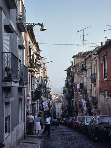 通りのはるか先にテージョ川