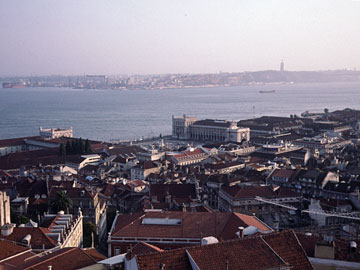 コメルシオ広場とテージョ川